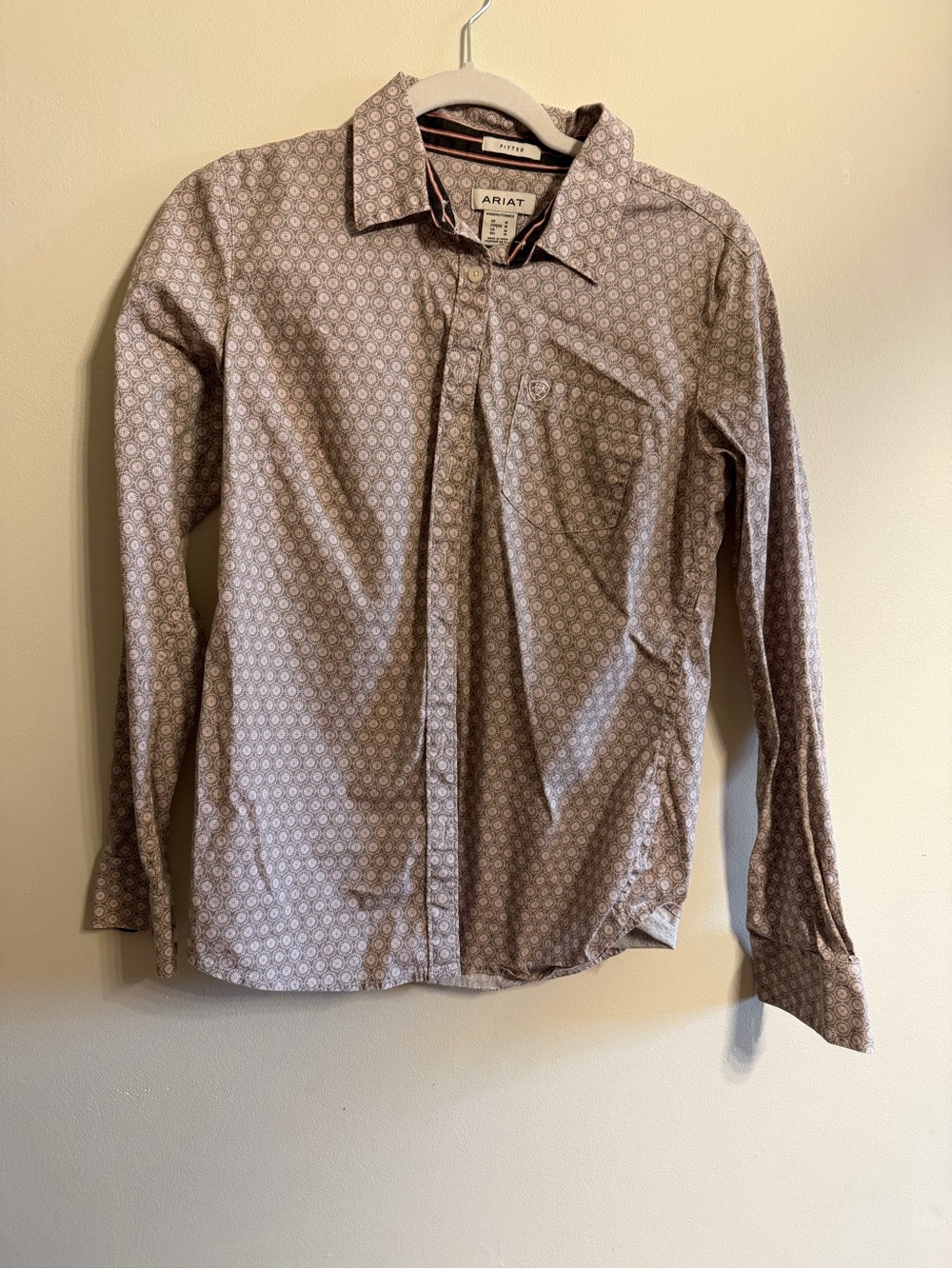 Ariat women’s Kirby Long Sleeve Printed Button-Up Shirt - show shirt MEDIUM